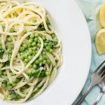 Romige spaghetti met erwtjes en veldsla