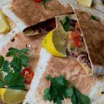 Avocadoquesadilla's met groenten en hummus