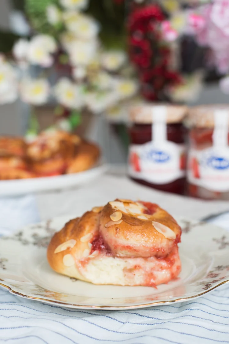 Aardbeienrolletjes met amandelen 5 Aardbeienrolletjes met amandelen