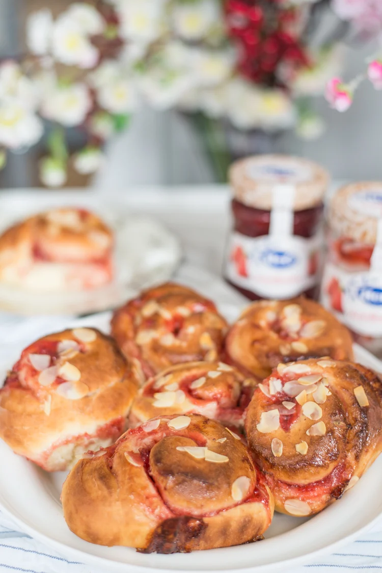 Aardbeienrolletjes met amandelen 6 Aardbeienrolletjes met amandelen