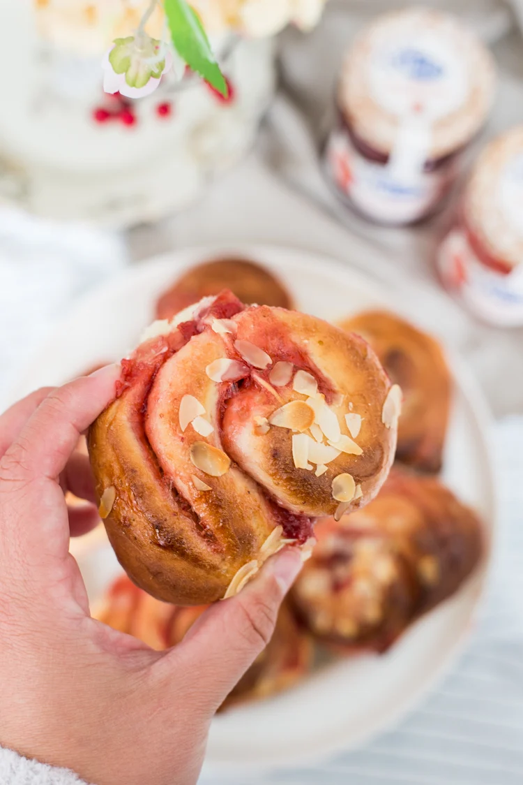 Aardbeienrolletjes met amandelen 7 Aardbeienrolletjes met amandelen