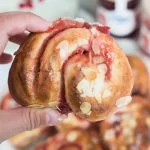 Aardbeienrolletjes met amandelen