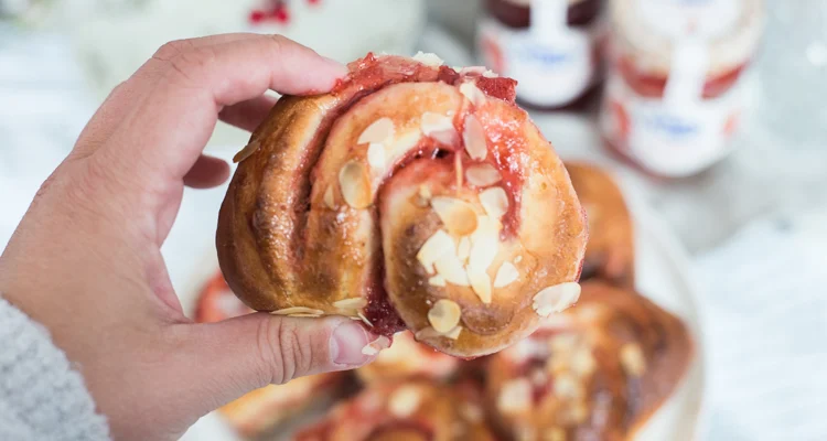 Aardbeienrolletjes met amandelen 11 Aardbeienrolletjes met amandelen