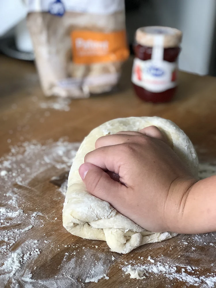 Aardbeienrolletjes met amandelen 4 hero bereiding1