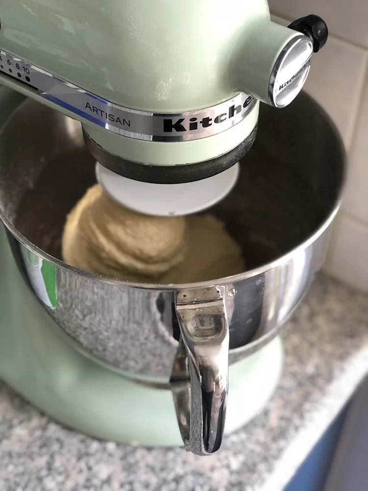 Aardbeienrolletjes met amandelen 3 hero bereiding2