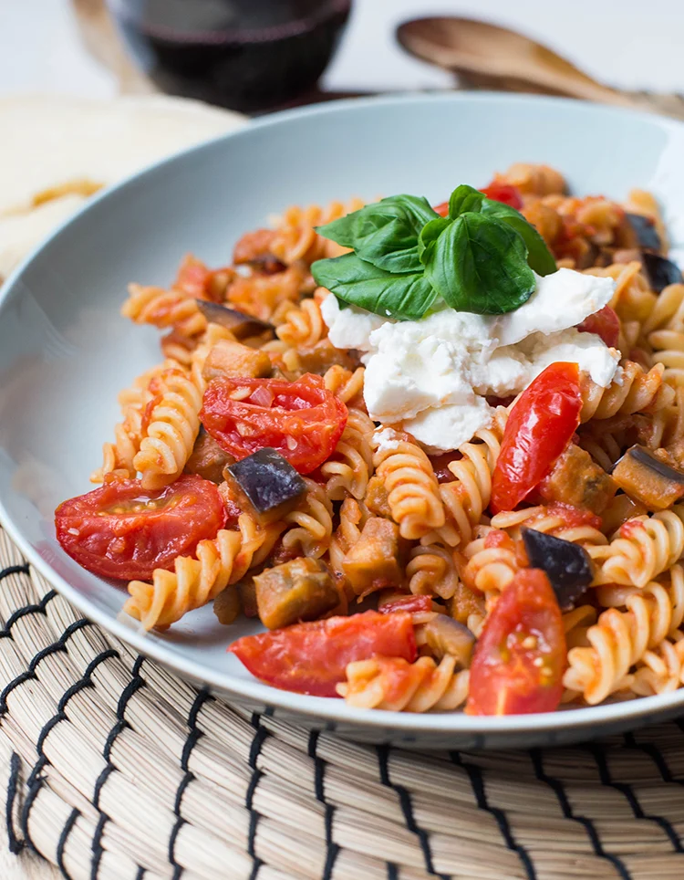 Fusilli met tomaat, aubergine en ricotta 2 Fussili met tomaat en aubergine