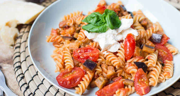 Fusilli met tomaat, aubergine en ricotta 25 Fussili met tomaat en aubergine