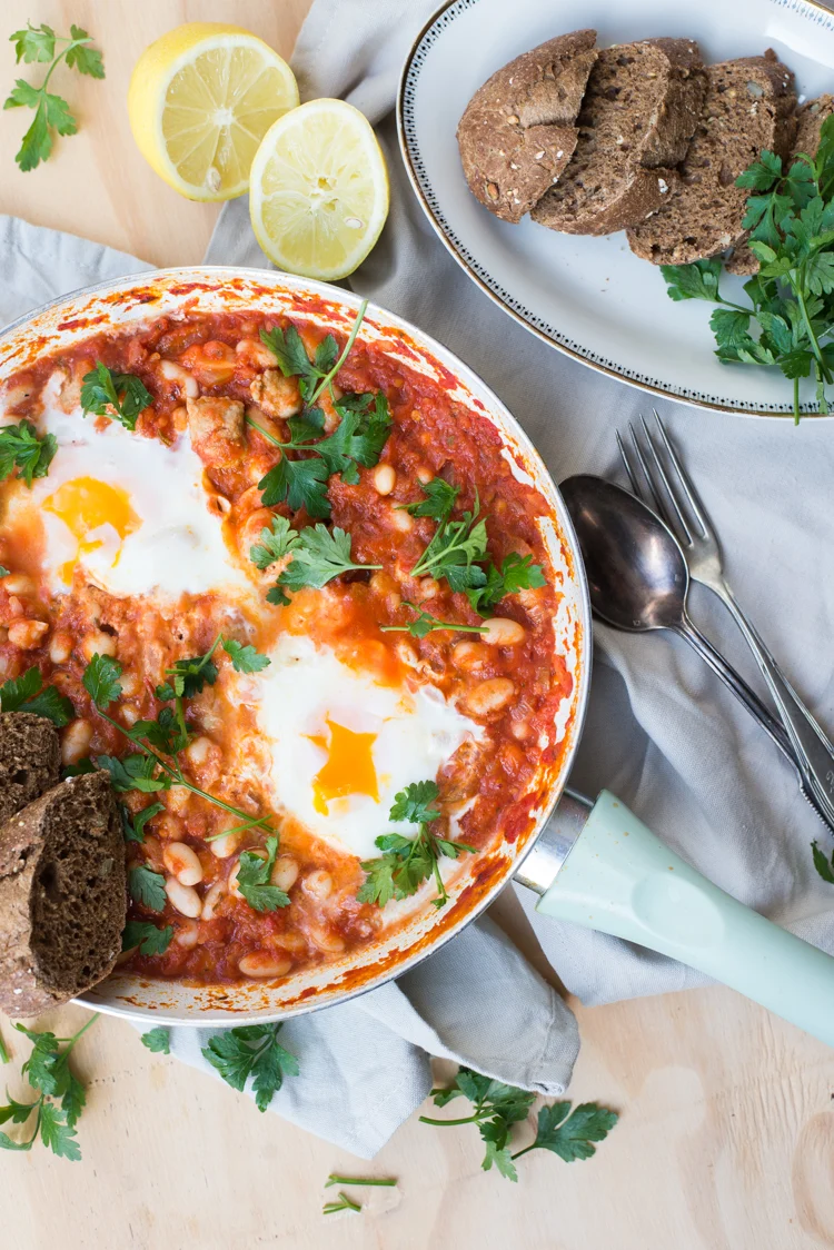 Shakshuka met worstjes en witte bonen 2 Shakshuka met worstjes en witte bonen