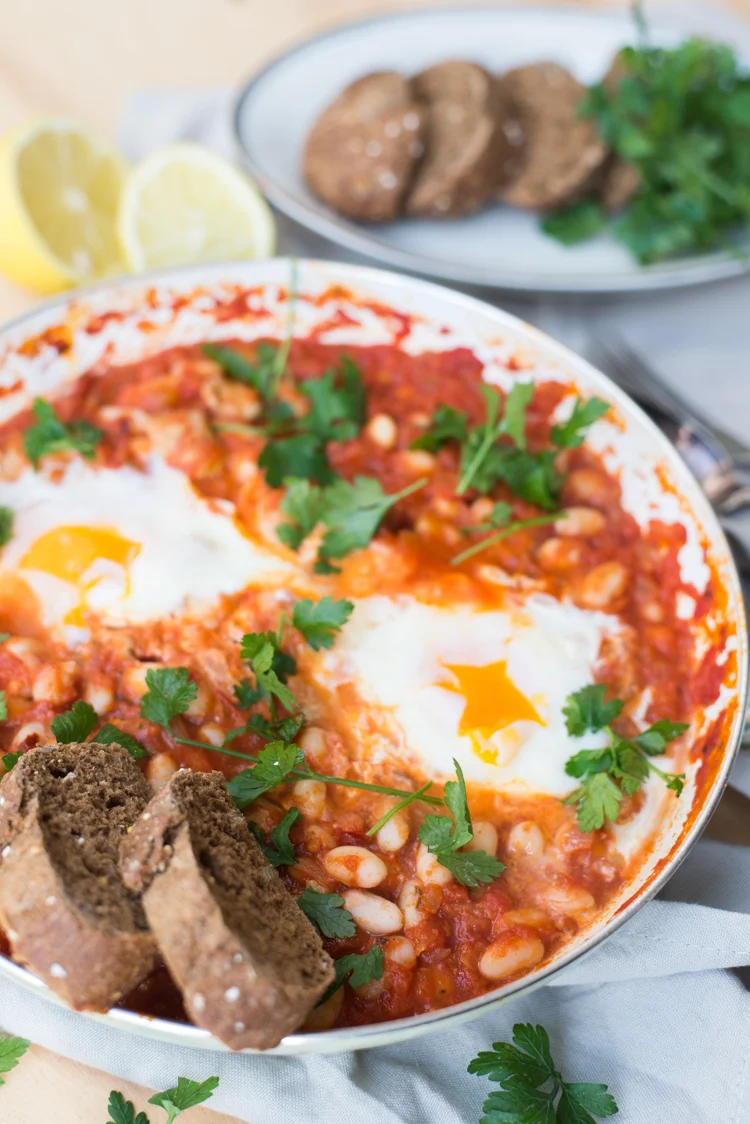 Shakshuka met worstjes en witte bonen 4 Shakshuka met worstjes en witte bonen