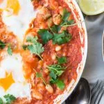 Shakshuka met worstjes en witte bonen