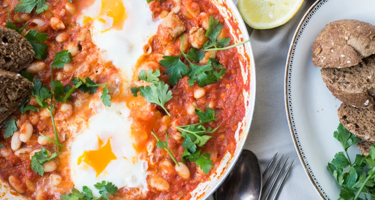 Shakshuka met worstjes en witte bonen 5 Shakshuka met worstjes en witte bonen