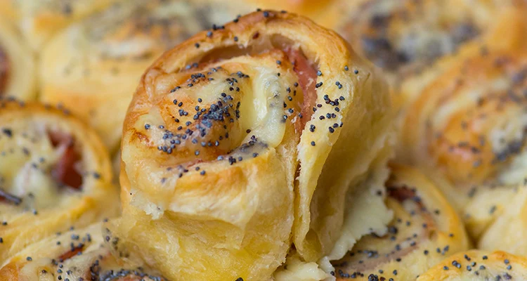 Ham-kaasrolletjes met maanzaad