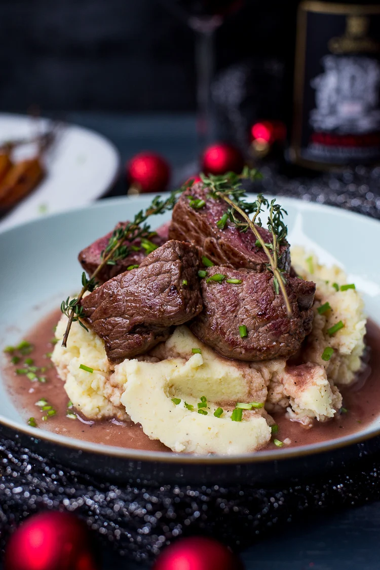Hertenbiefstuk met aardappelpuree, rode wijnsaus en worteltjes 2 Hertenbiefstuk met aardappelpuree, rode wijnsaus en worteltjes