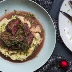 Hertenbiefstuk met aardappelpuree, rode wijnsaus en worteltjes