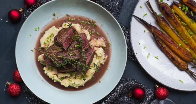 Hertenbiefstuk met aardappelpuree, rode wijnsaus en worteltjes