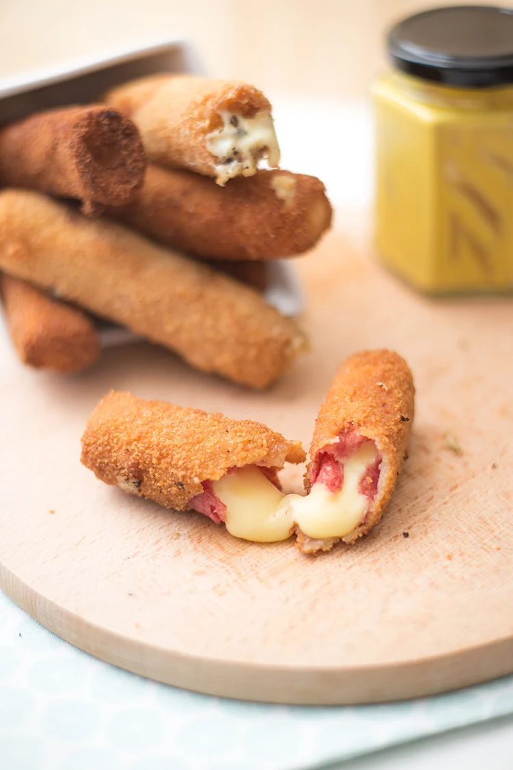 10x de lekkerste hapjes voor Oud & Nieuw 4 kaas salamisticks