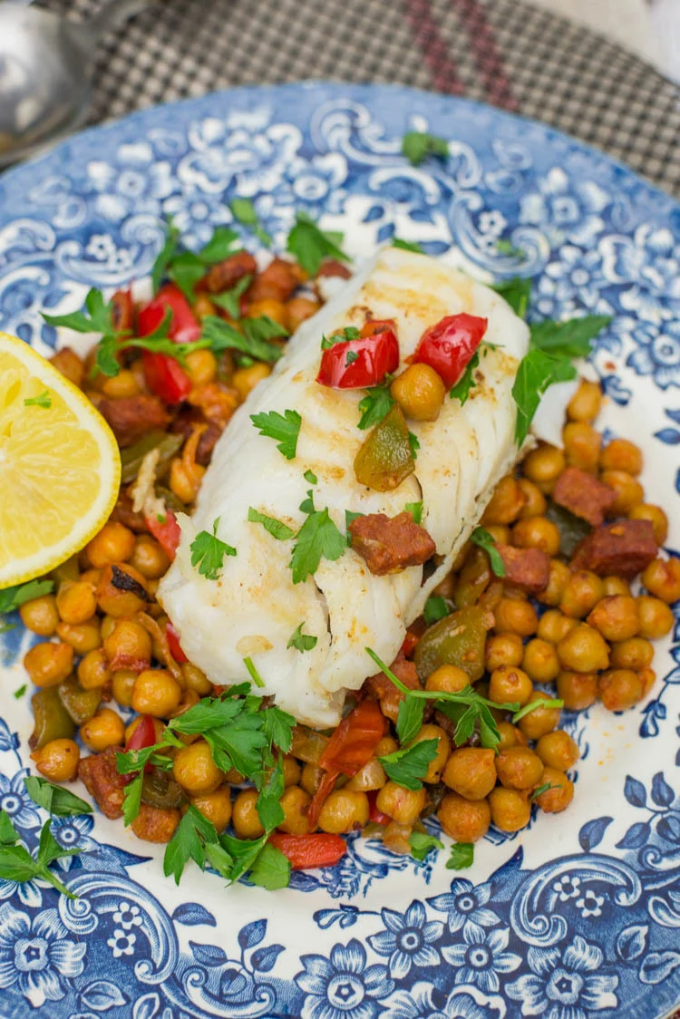 Kabeljauw met kikkererwten en chorizo