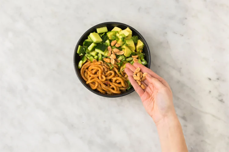 Quick & Easy: Udonnoedels met pittige pindasaus 2 Udonnoedels met pittige pindasaus