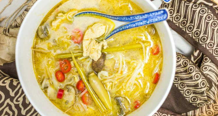 Thaise currysoep met noedels en kip 38 Thaise currysoep met noedels en kip