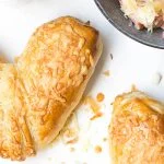 Bladerdeegletter met zuurkool en rookworst