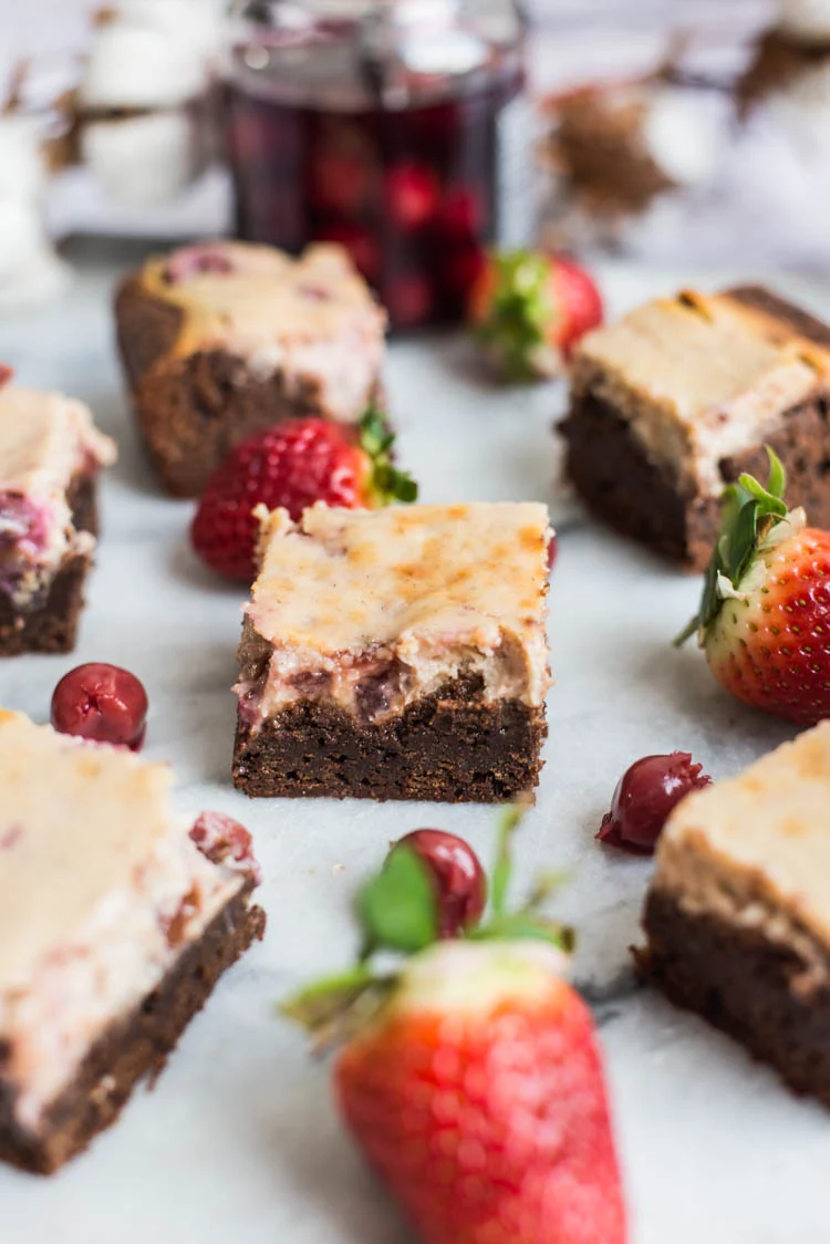 Cheesecakebrownies met kersen en aardbeien 1 Cheesecakebrownies met kersen en aardbei