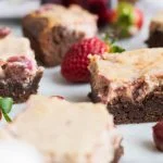 Cheesecakebrownies met kersen en aardbei