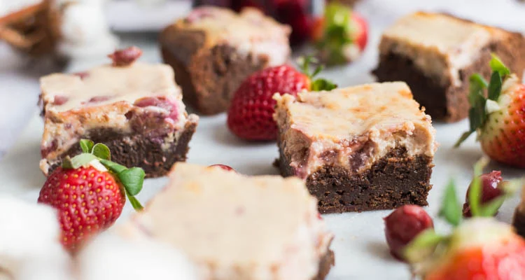 Cheesecakebrownies met kersen en aardbeien 26 Cheesecakebrownies met kersen en aardbei