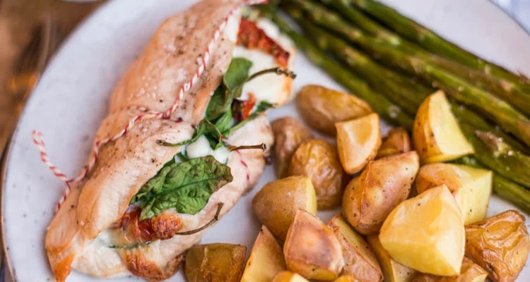 Gevulde kipfilet met spinazie en zongedroogde tomaat