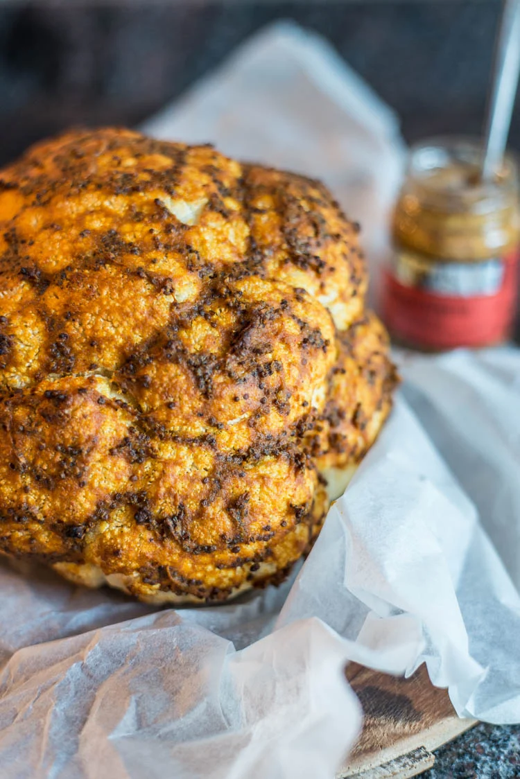 Hele geroosterde bloemkool in mosterdmarinade