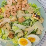 Lichte Caesar Salad met garnalen