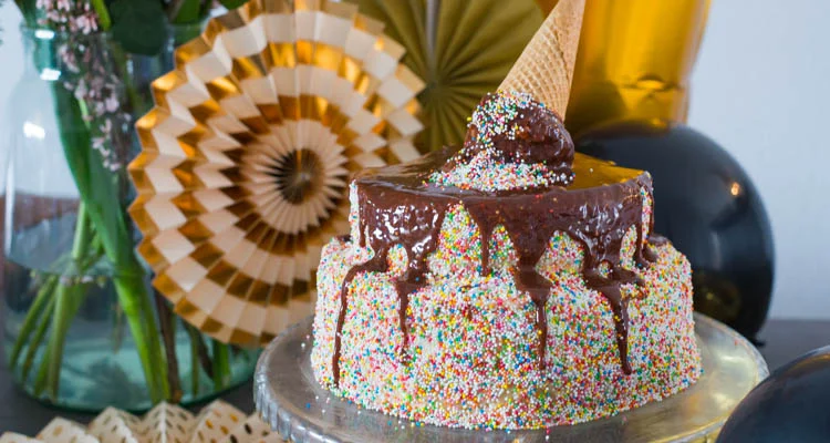 IJshoorntjestaart met discodip (Vics verjaardagstaart) 35 IJshoorntjestaart met discodip