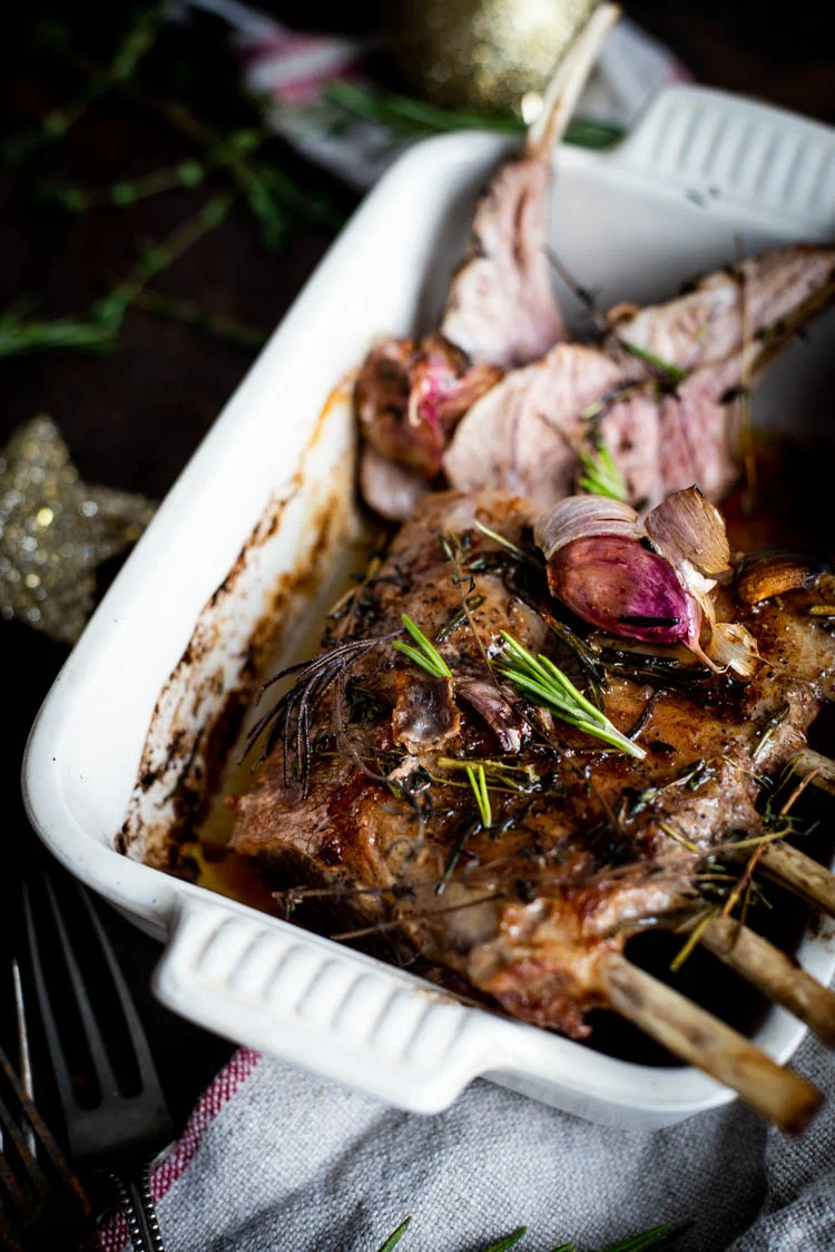 15x hoofdgerechten voor Kerst 7 Lamsrack uit de oven met rozemarijn