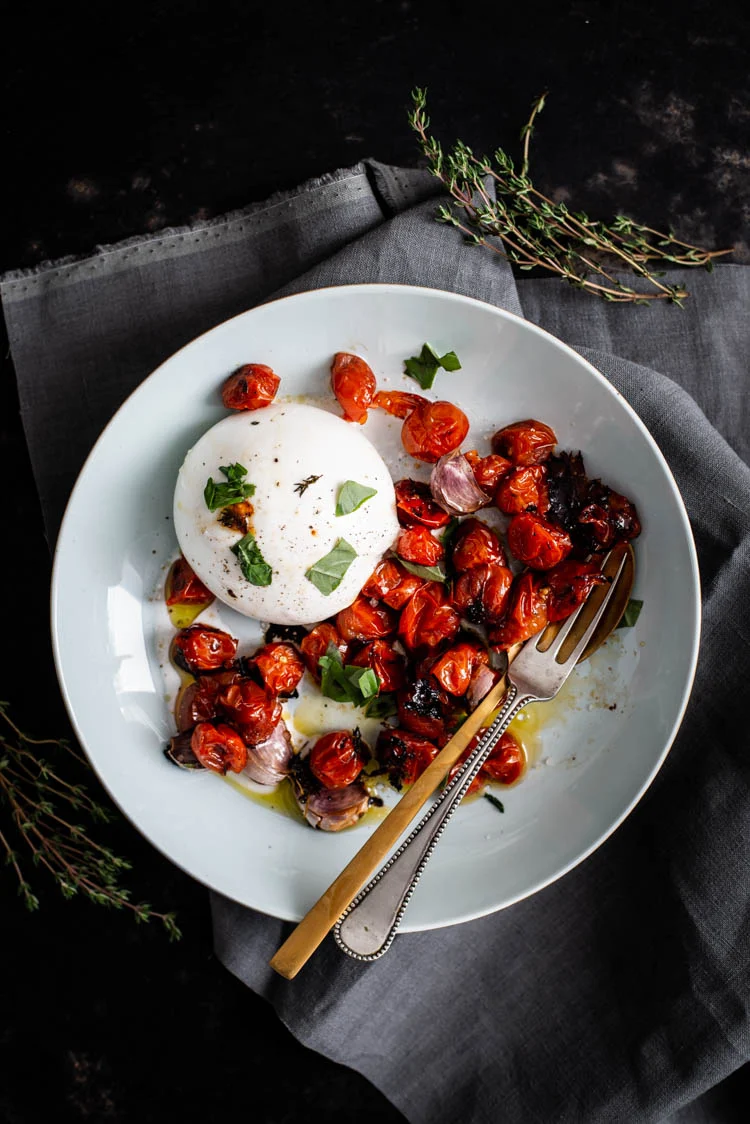 Burrata Caprese met geroosterde cherrytomaatjes 1 Burrata Caprese met geroosterde cherrytomaatjes