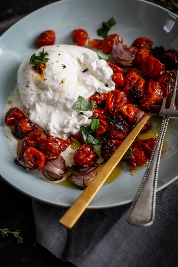 Burrata Caprese met geroosterde cherrytomaatjes 2 Burrata Caprese met geroosterde cherrytomaatjes