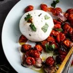 Burrata Caprese met geroosterde cherrytomaatjes