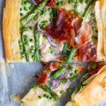 Plaattaart van filodeeg met lentegroenten