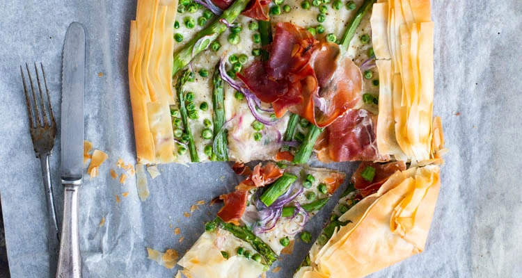 Plaattaart van filodeeg met lentegroenten en serranoham 28 Plaattaart van filodeeg met lentegroenten