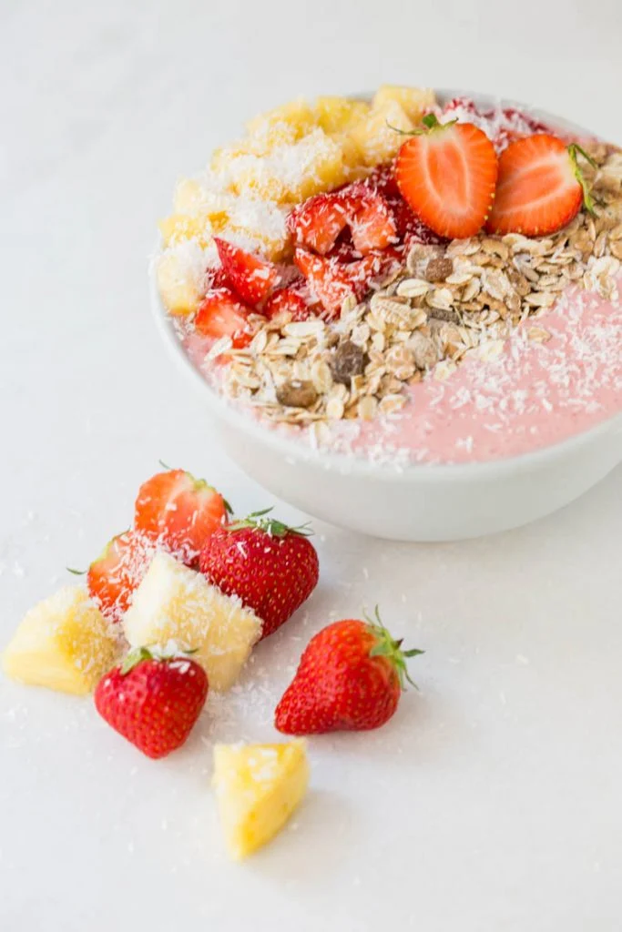 Aardbei Ananas Smoothie Bowl 1 AnanasAardbeiSmoothieBowl OMF