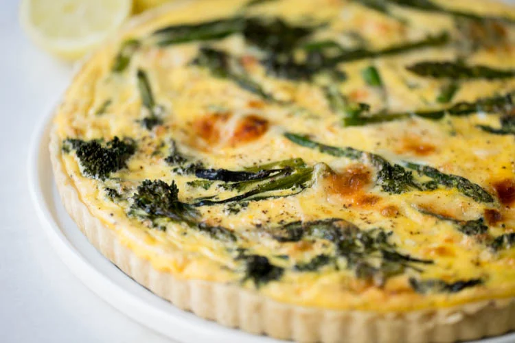 Groene Asperge en Aspergebroccoli Quiche met Parmezaan 3 QuicheAspergeBroccoli OMF FI