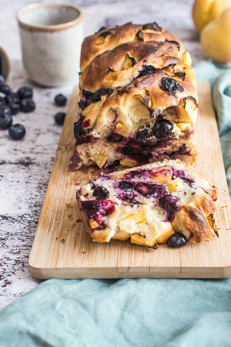 Babka met perzik en blauwe bessen 1 Babka met perzik en blauwe bessen