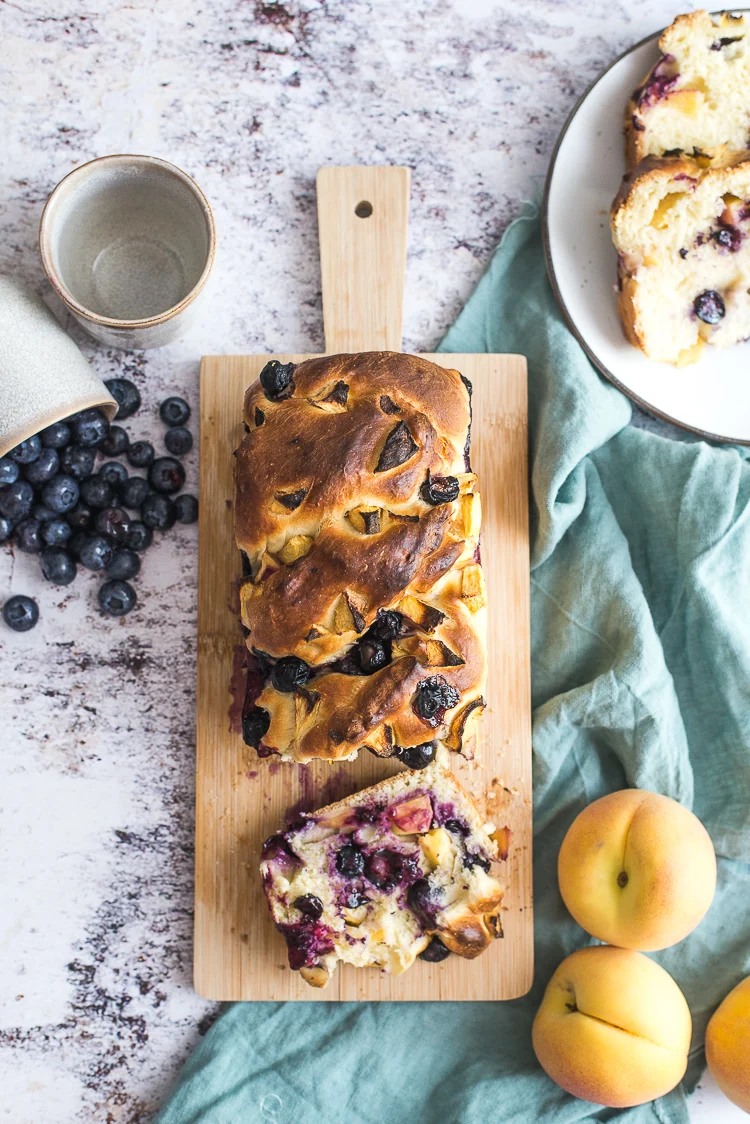 Babka met perzik en blauwe bessen 2 Babka met perzik en blauwe bessen