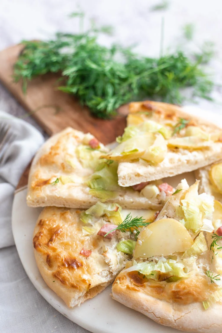 Flammkuchen met aardappel en prei 2 Flammkuchen met aardappel en prei