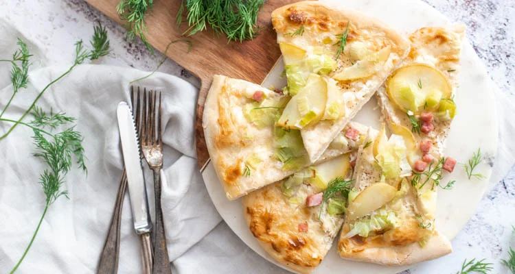 Flammkuchen met aardappel en prei 3 Flammkuchen met aardappel en prei
