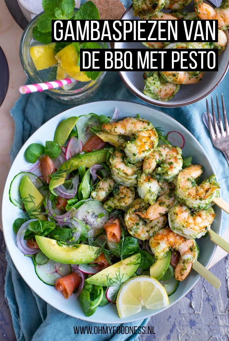Gambaspiezen van de bbq met pesto en salade 3 Gambaspiezen van de BBQ met pesto