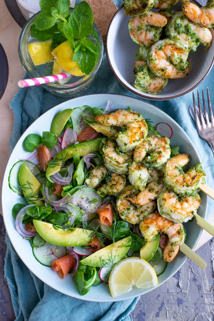 Gambaspiezen van de bbq met pesto en salade 1 Gambaspiezen van de bbq met pesto en salade