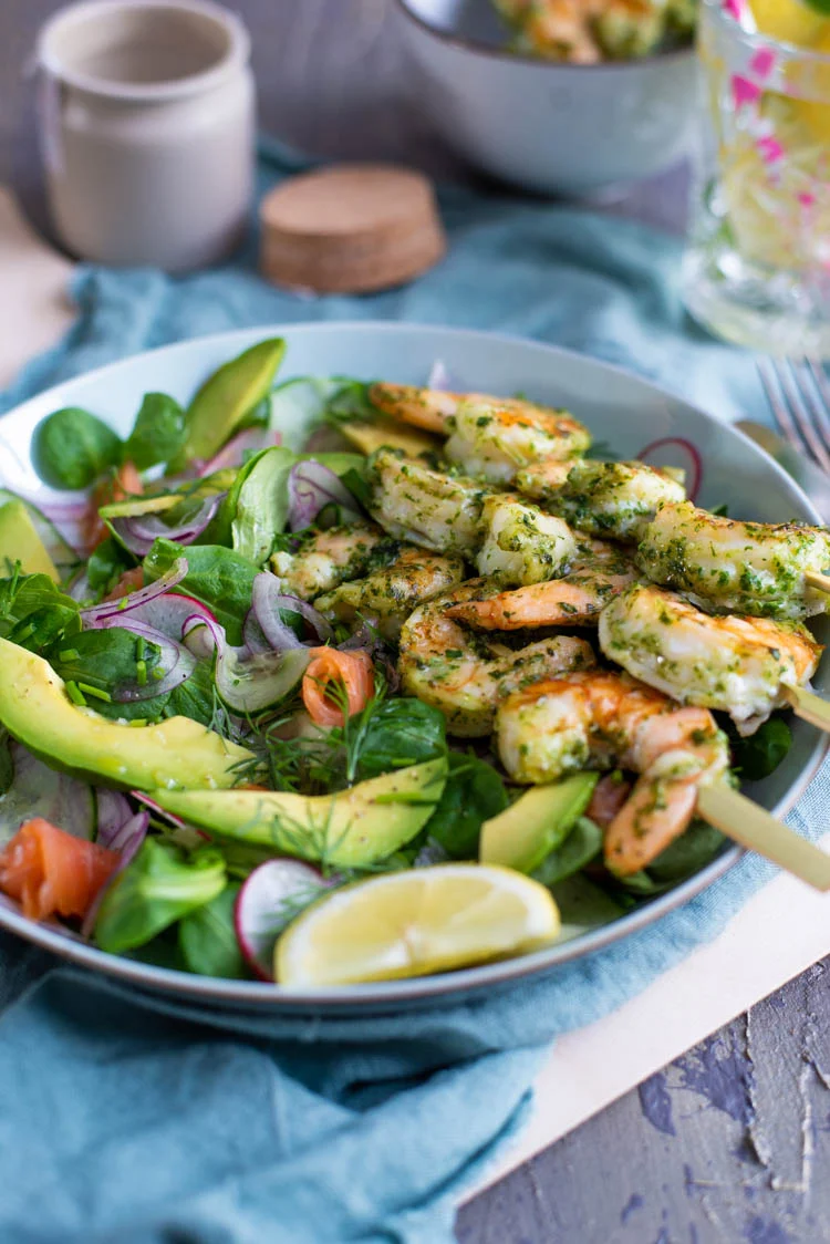 Gambaspiezen van de bbq met pesto en salade 2 Gambaspiezen van de bbq met pesto en salade