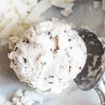 Kokosijs met chocolate chips