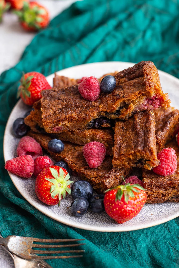 Blondies met rood fruit 2 Blondies met rood fruit
