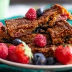 Blondies met rood fruit