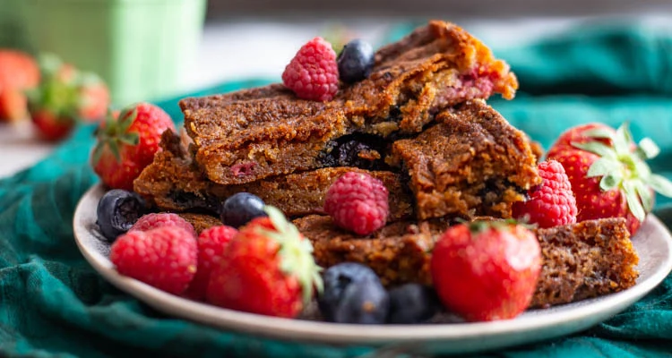 Blondies met rood fruit 30 Blondies met rood fruit